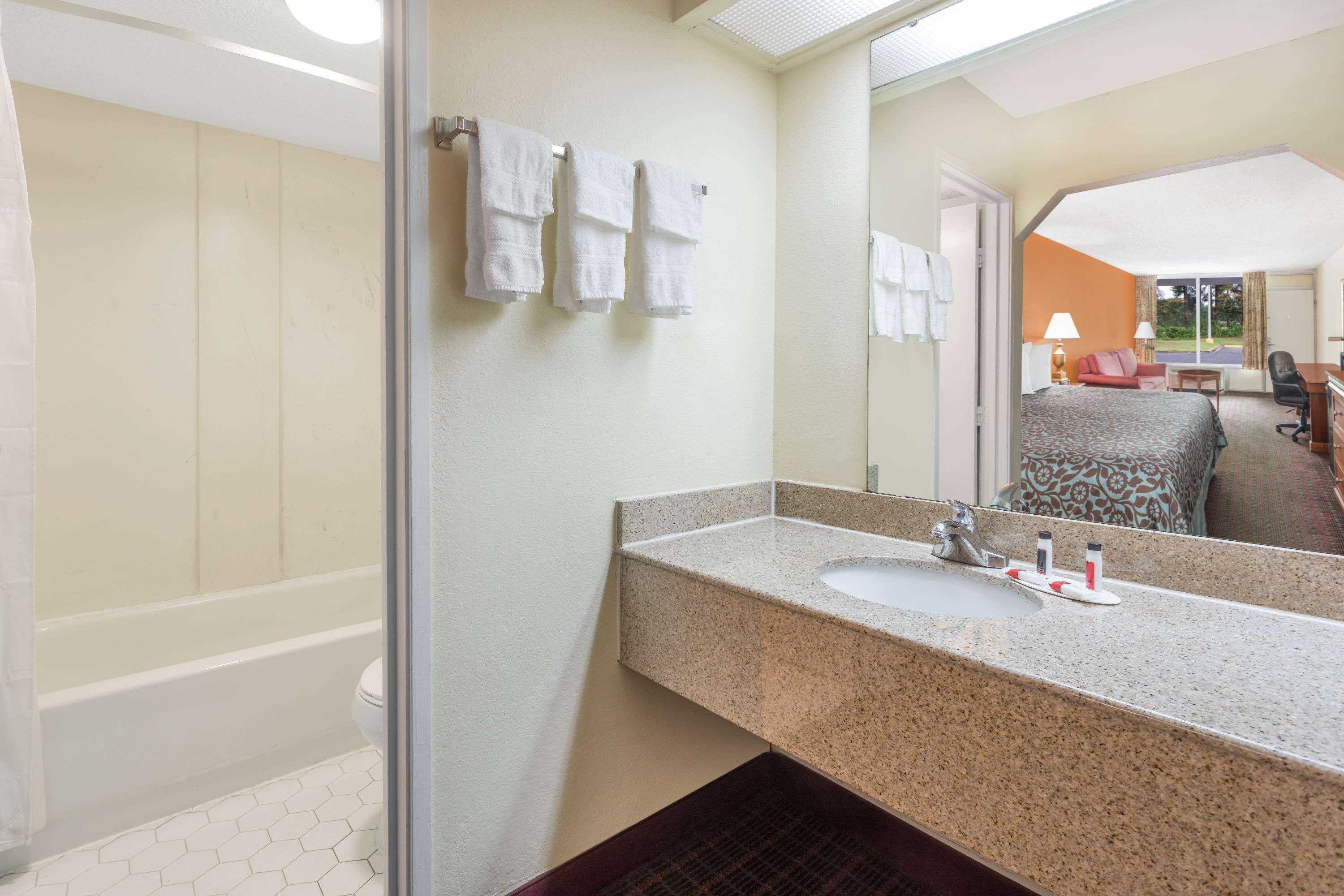 Days Inn By Wyndham Orangeburg South Екстериор снимка