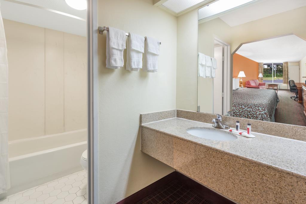 Days Inn By Wyndham Orangeburg South Екстериор снимка